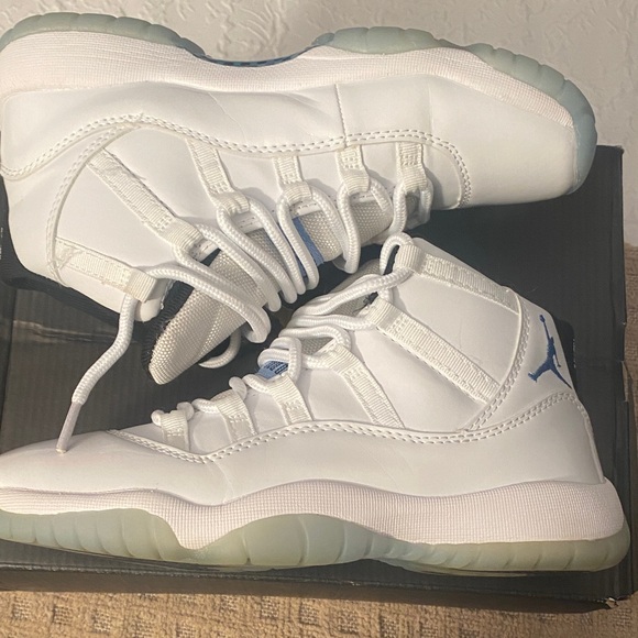 Jordan women White and Blue Sneakers - Picture 4 of 5